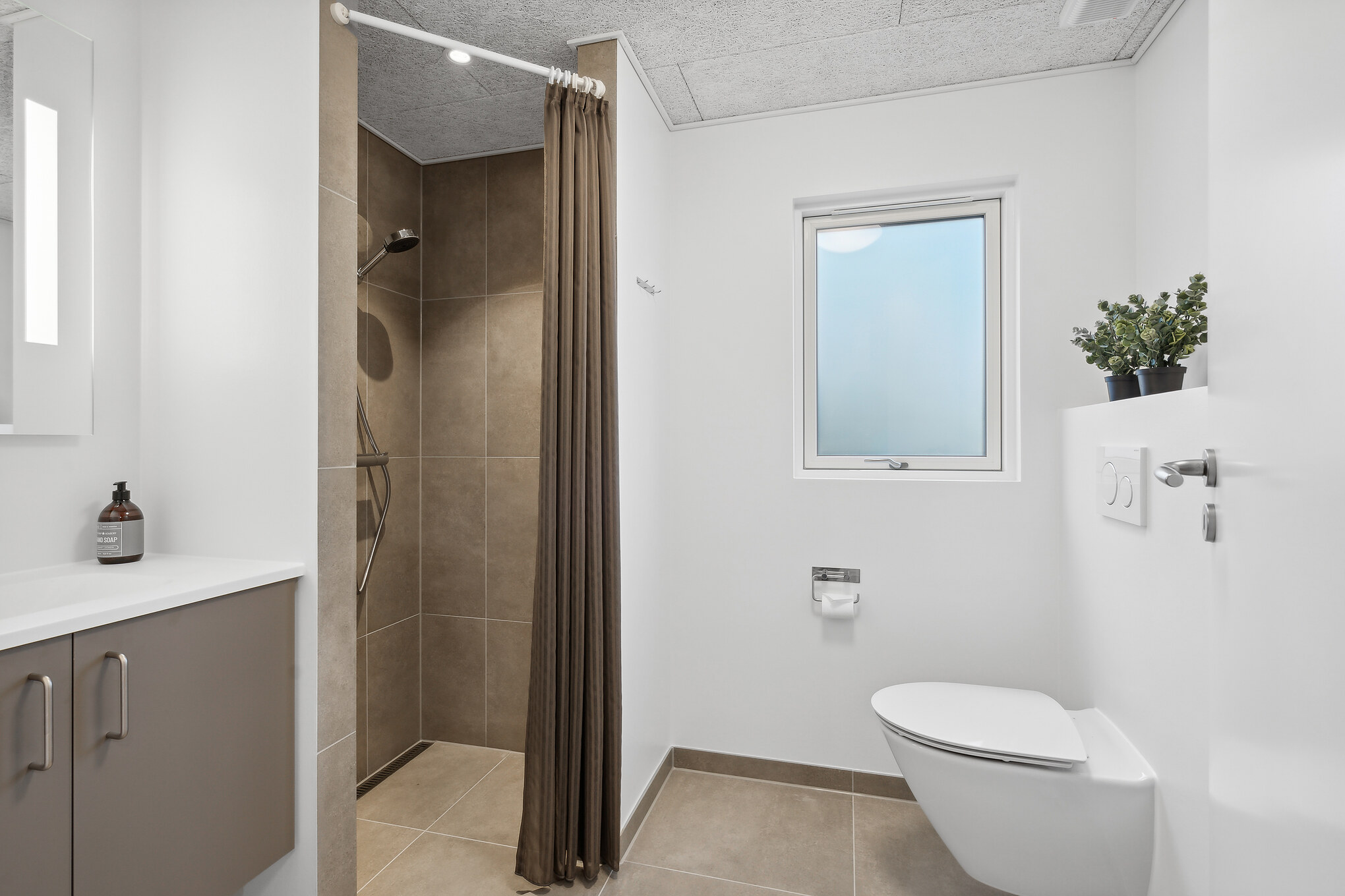 Eines der Badezimmer im Luxusferienhaus Nr. 695
