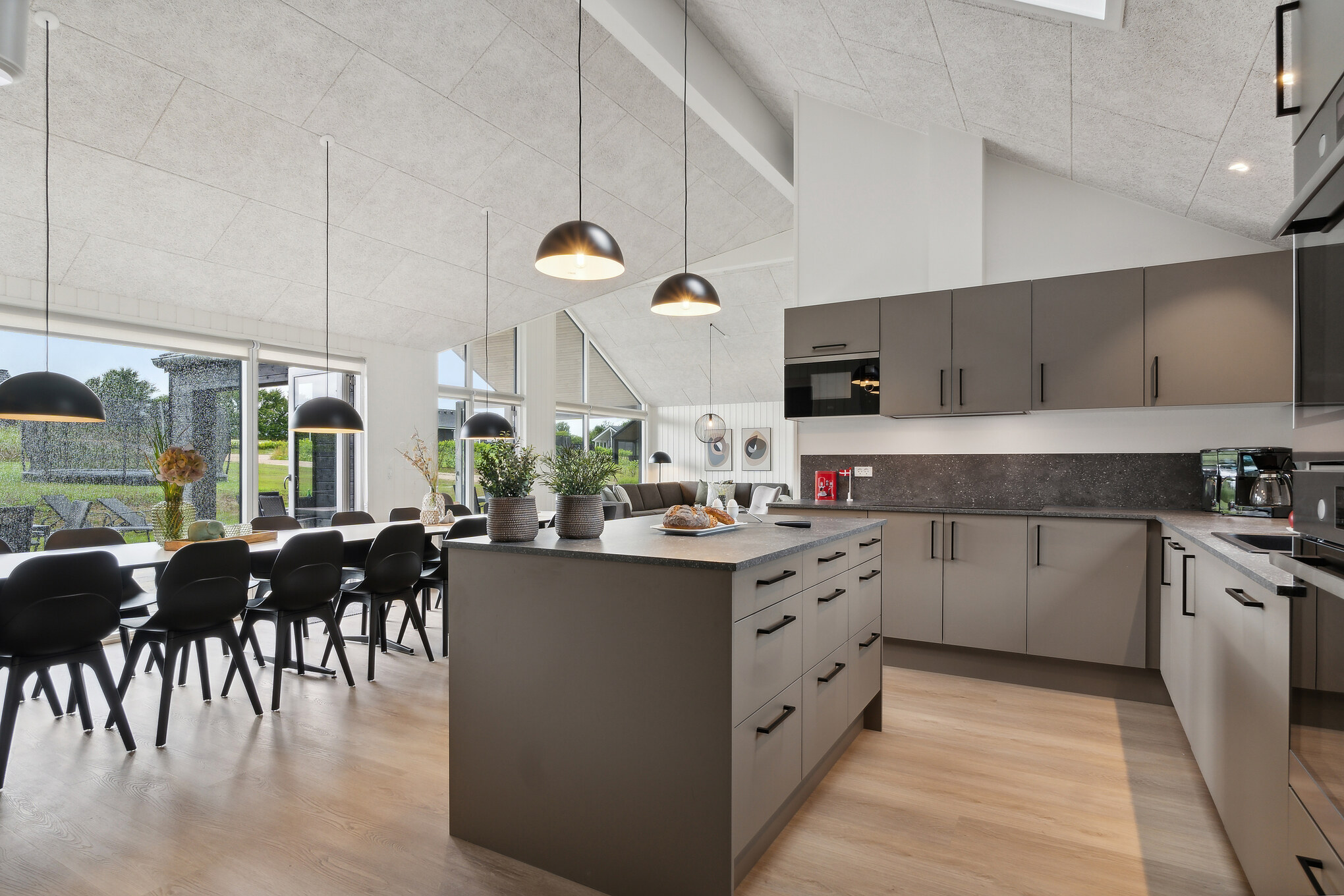 Die Küche in dem Luxusferienhaus Nr. 696 ist so gut ausgestattet, dass man problemlos Mahlzeiten für 18 Personen zubereiten kann.