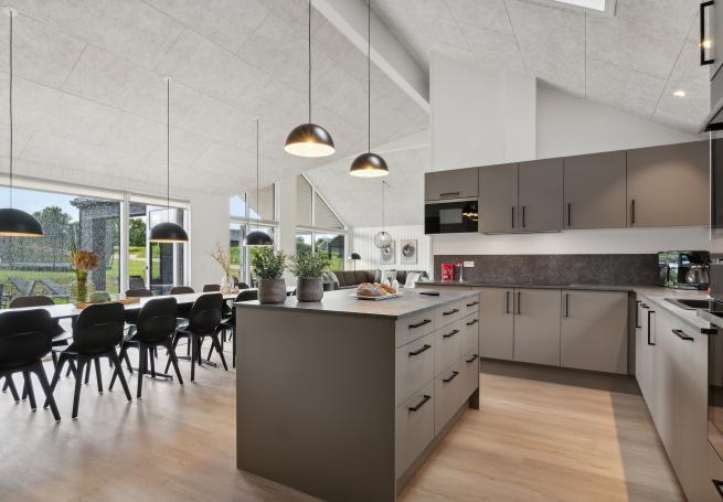 Die Küche in dem Luxusferienhaus Nr. 696 ist so gut ausgestattet, dass man problemlos Mahlzeiten für 18 Personen zubereiten kann.