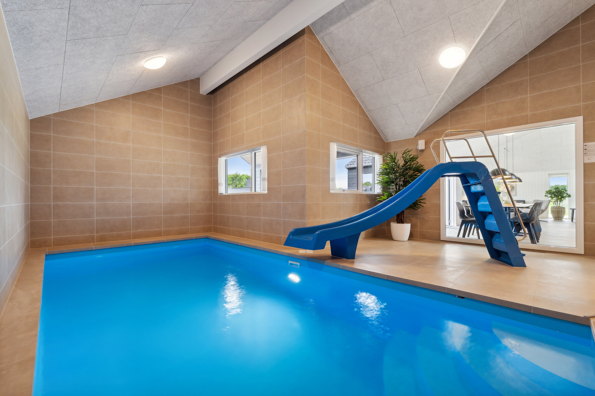 Das Ferienhaus 696 hat einen schicken Poolbereich mit Wasserrutsche, einem geräumigen, eingelassenen Whirlpool und einer Sauna.