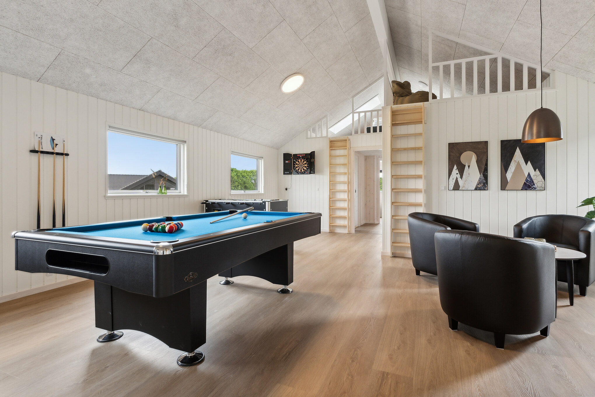 Neben den vielen schönen Stunden, die man im Poolbereich des Hauses verbringen kann, bietet das Luxusferienhaus 696 auch Spielevergnügen bei Billard/Tischtennis und Darts