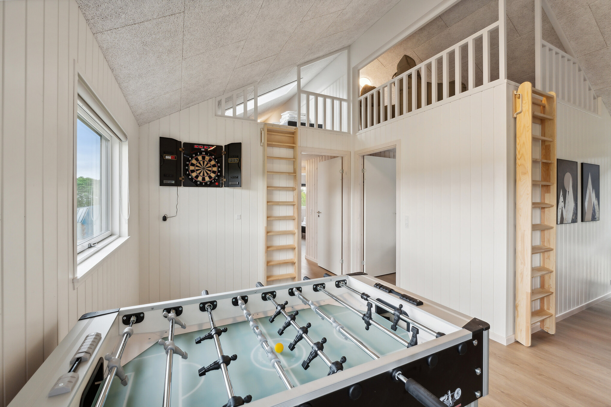 Das Luxusferienhaus 696 für 18 Personen hat einen großen Aktivitätsraum mit u. a. Billard und Darts