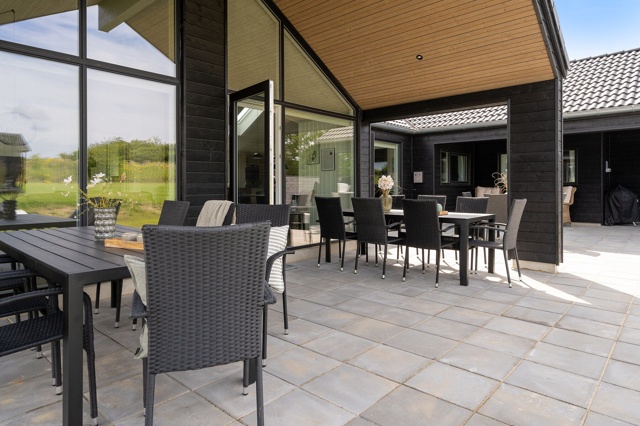 Genießen Sie einen Grillabend auf der Terrasse des Luxusferienhauses Nr. 696 in Fünen und seine Inseln
