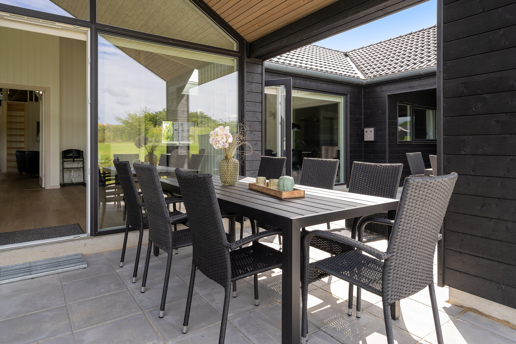 Auf der Terrasse des Ferienhauses Nr. 696 ist Platz für 18 Personen.
