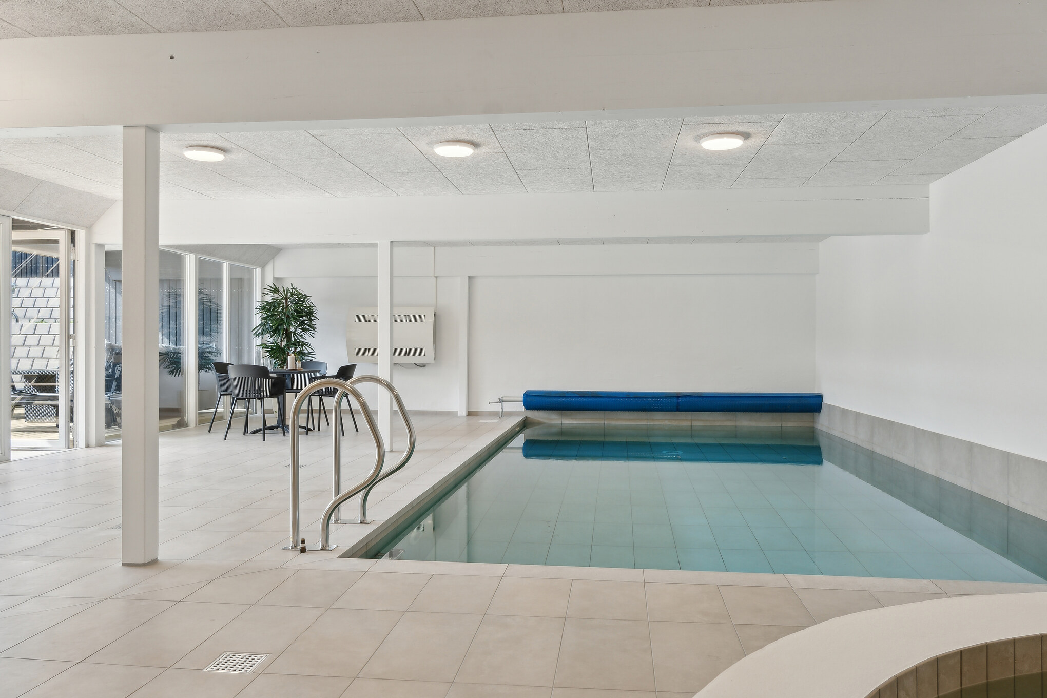 Das Ferienhaus 680 hat einen schicken Poolbereich mit Wasserrutsche, einem geräumigen, eingelassenen Whirlpool und einer Sauna.