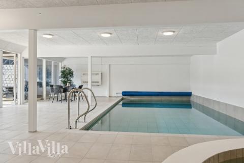 Das Ferienhaus 680 hat einen schicken Poolbereich mit Wasserrutsche, einem geräumigen, eingelassenen Whirlpool und einer Sauna.