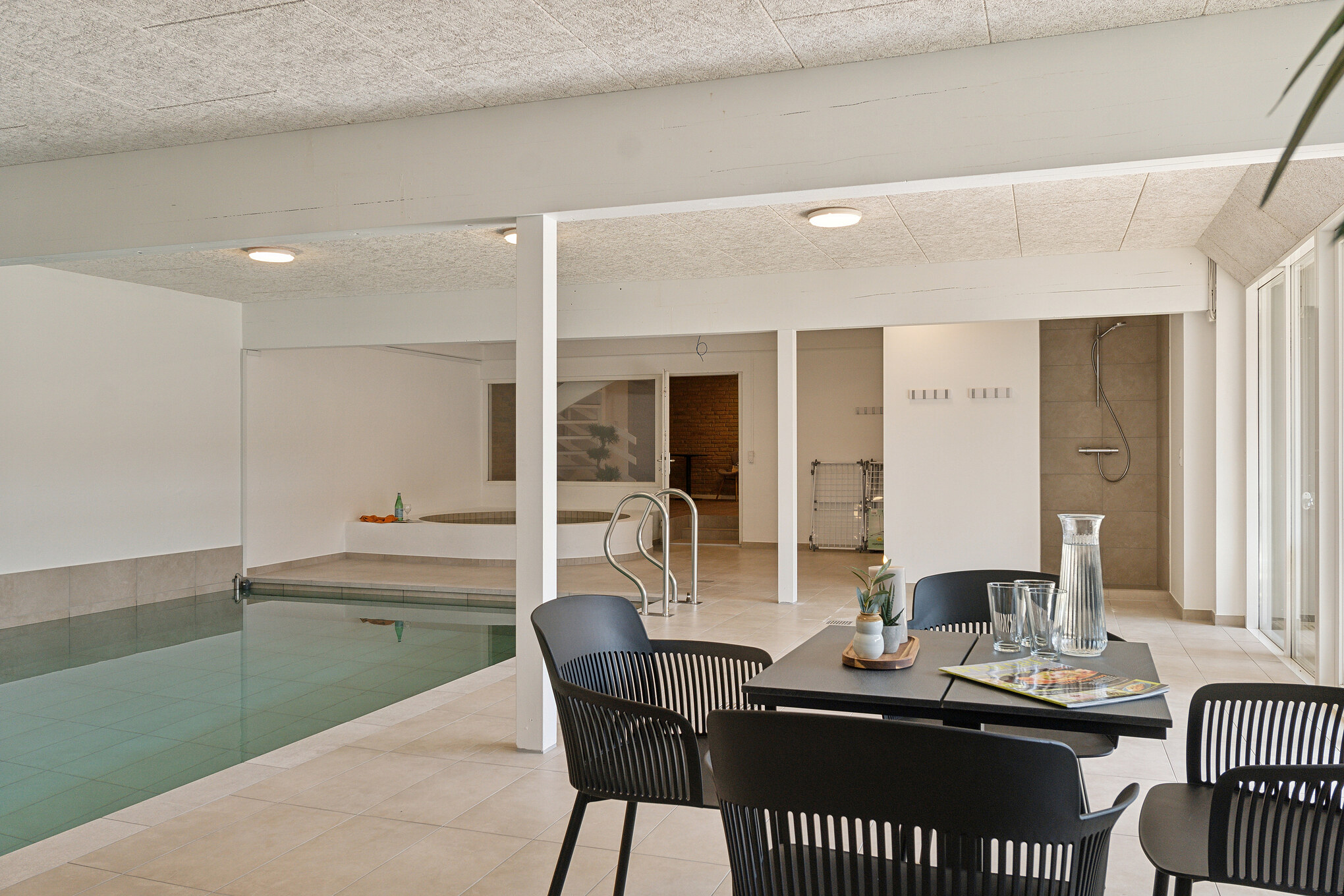 Hüpft im Luxusferienhaus Nr. 680 in Nordjütland in den Pool.