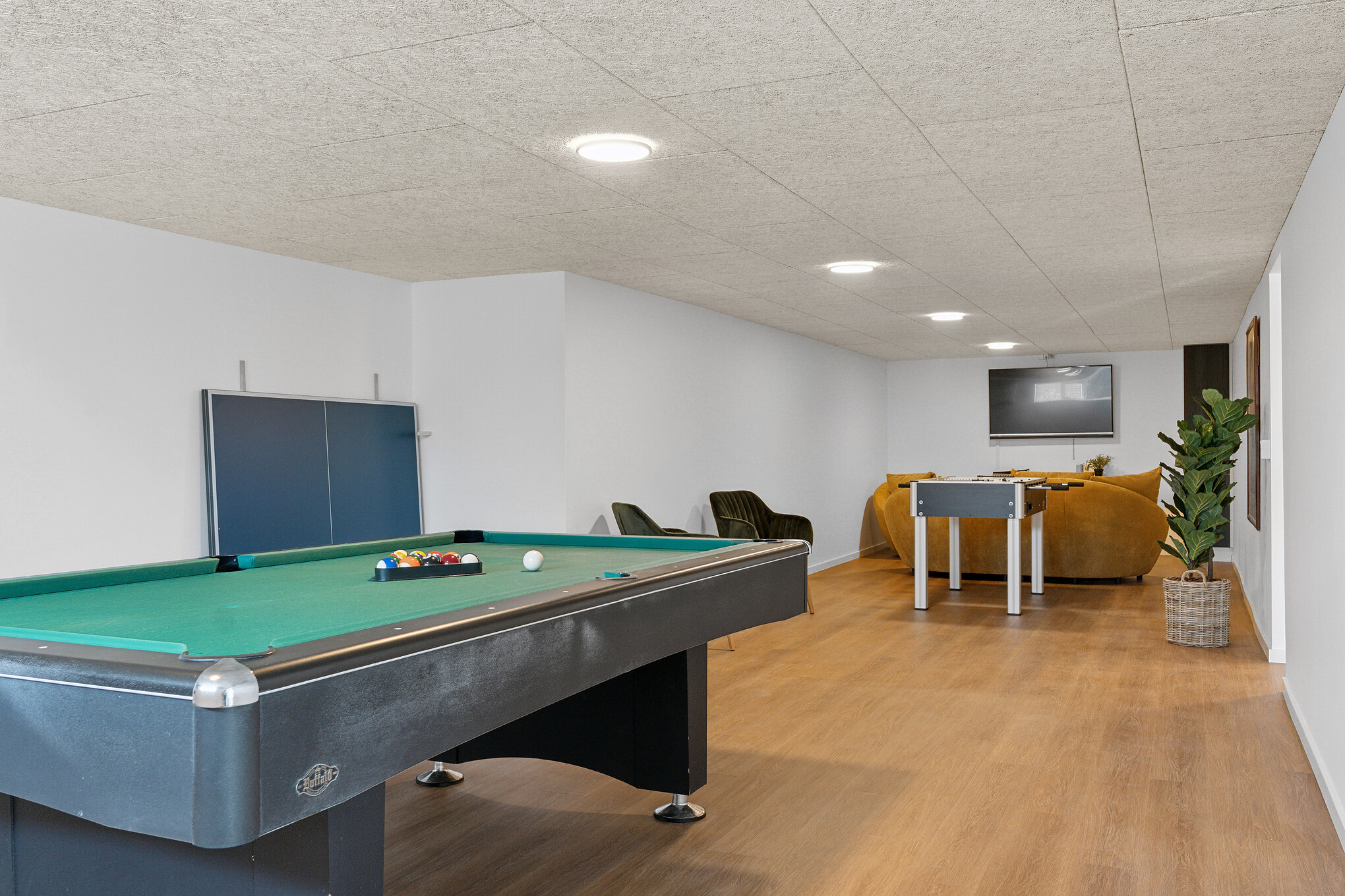 Neben den vielen schönen Stunden, die man im Poolbereich des Hauses verbringen kann, bietet das Luxusferienhaus 680 auch Spielevergnügen bei Billard/Tischtennis und Darts