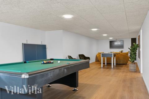 Neben den vielen schönen Stunden, die man im Poolbereich des Hauses verbringen kann, bietet das Luxusferienhaus 680 auch Spielevergnügen bei Billard/Tischtennis und Darts