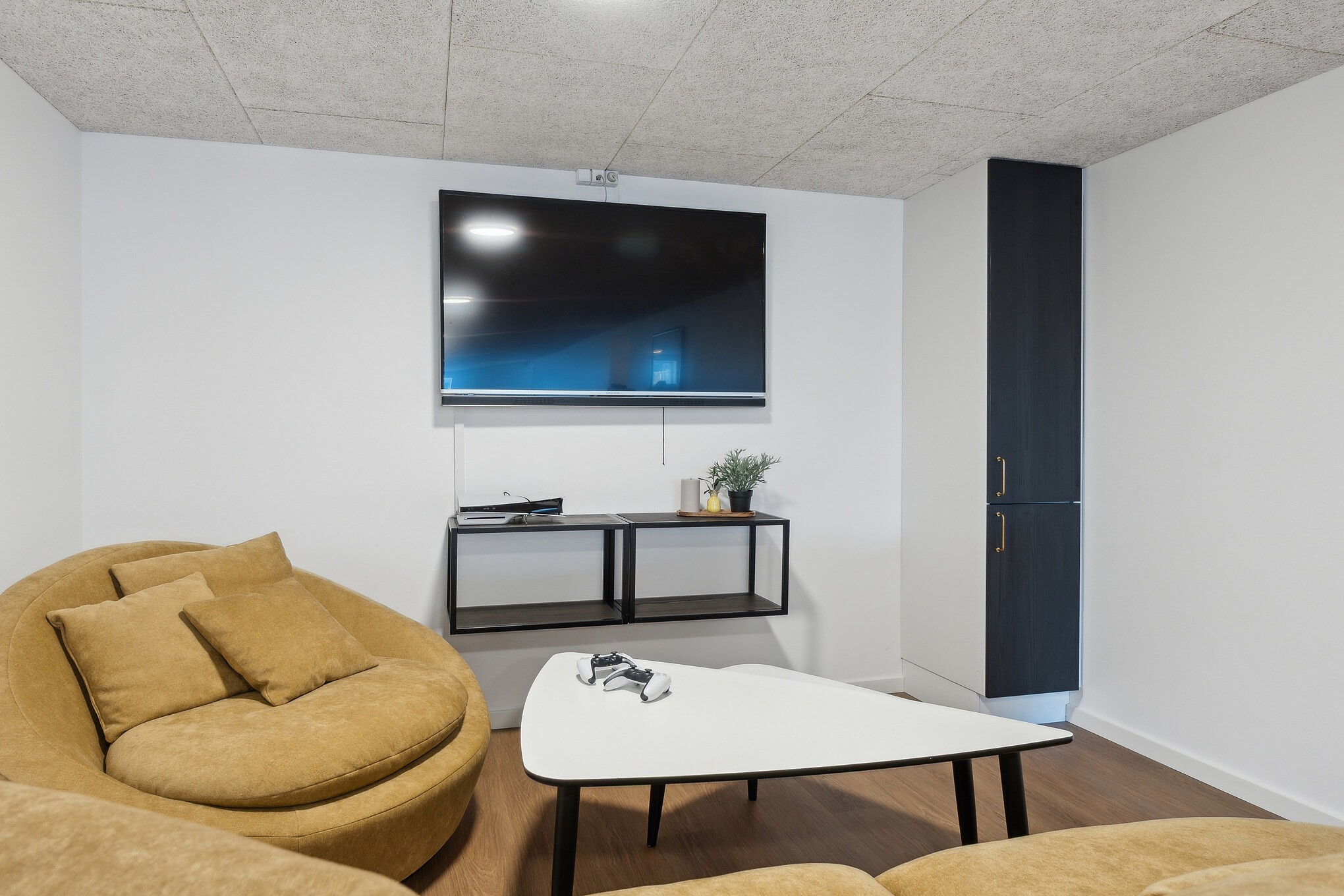 Das Luxusferienhaus 680 für 32 Personen hat einen großen Aktivitätsraum mit u. a. Billard und Darts