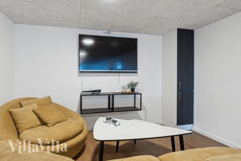 Das Luxusferienhaus 680 für 32 Personen hat einen großen Aktivitätsraum mit u. a. Billard und Darts