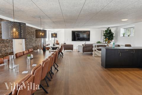 Der große, lichtdurchflutete Aufenthaltsraum im Luxusferienhaus Nr. 680 für 32.