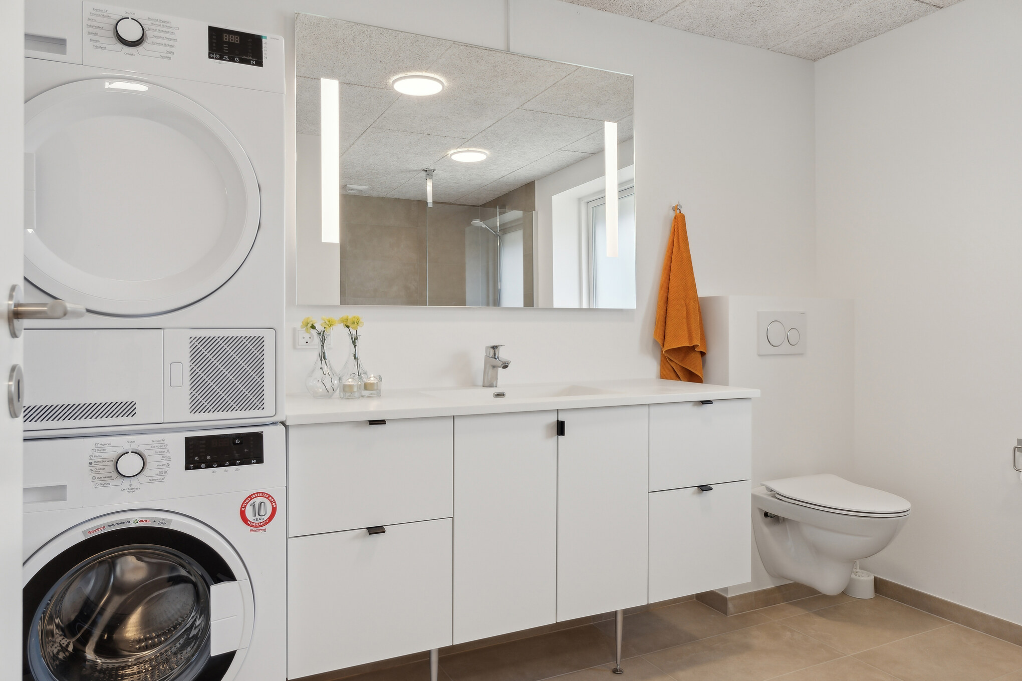 Eines der Badezimmer im Luxusferienhaus Nr. 680
