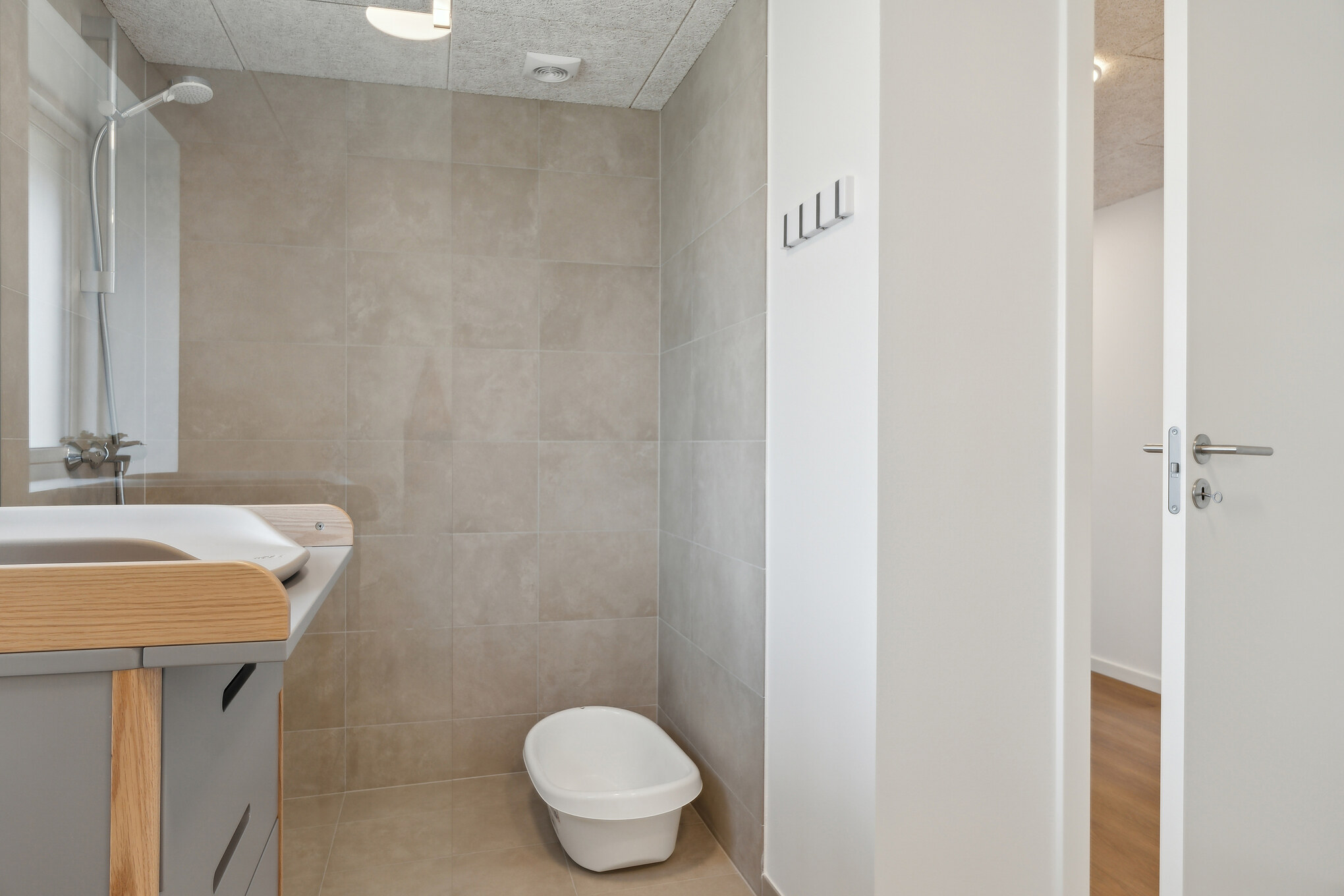 Im Luxusferienhaus Nr. 680 für 32 Personen gibt es Bad mit Dusche.
