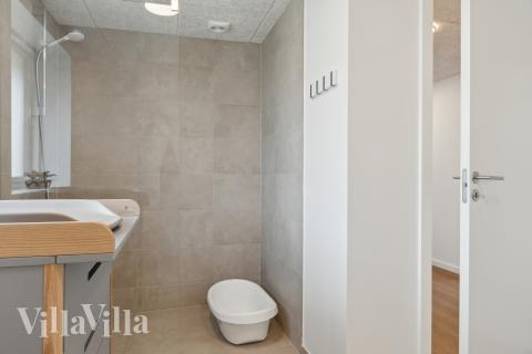 Im Luxusferienhaus Nr. 680 für 32 Personen gibt es Bad mit Dusche.