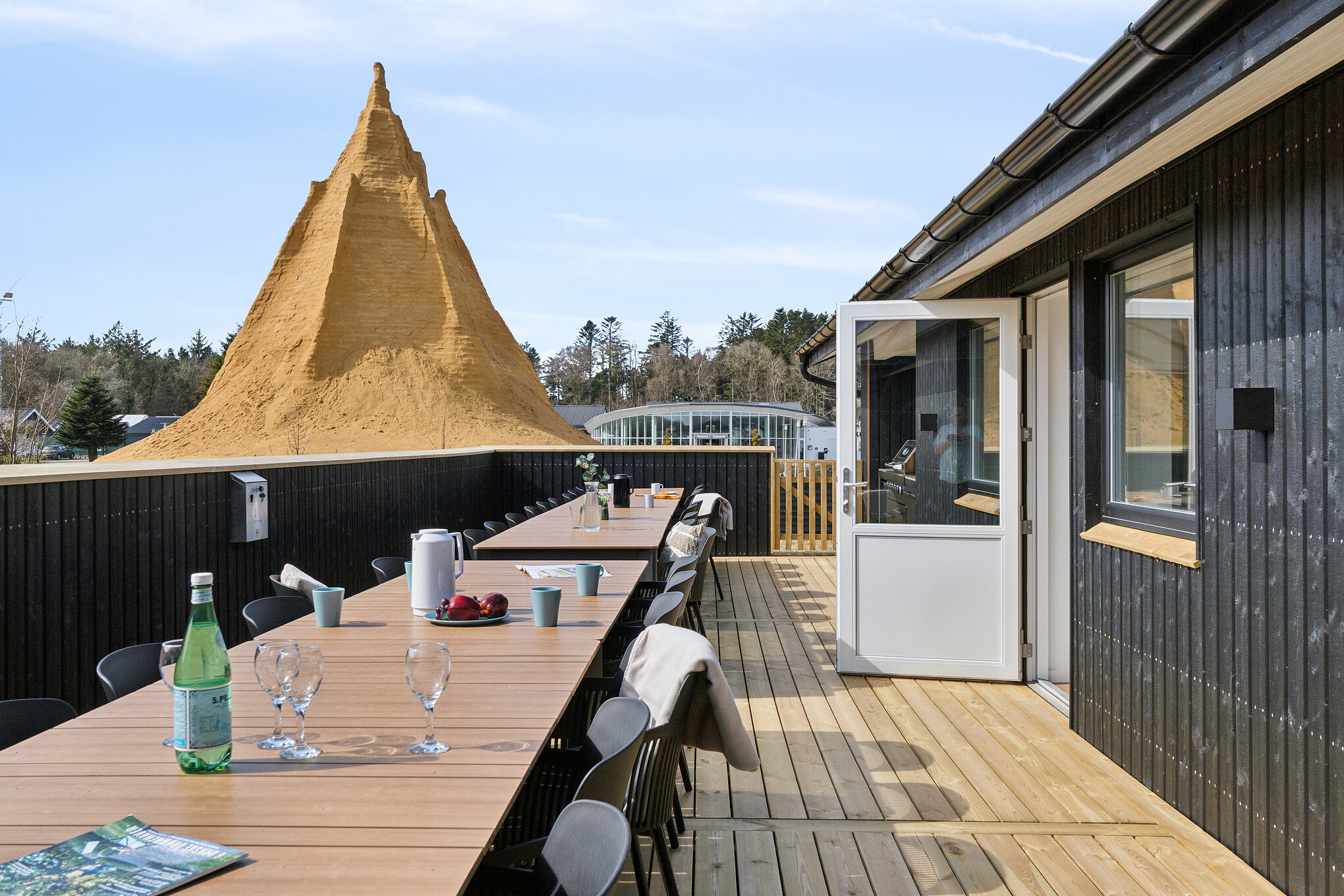 Auf der Terrasse des Ferienhauses Nr. 680 ist Platz für 32 Personen.