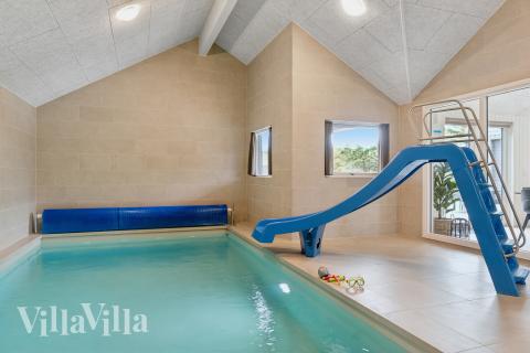 Das Ferienhaus 658 hat einen schicken Poolbereich mit Wasserrutsche, einem geräumigen, eingelassenen Whirlpool und einer Sauna.