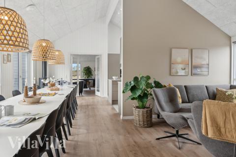 Die Couch im Luxusferienhaus Nr. 658 in Nordjütland lädt zu Gesellschaftsspielen oder zu Kinoabenden ein.