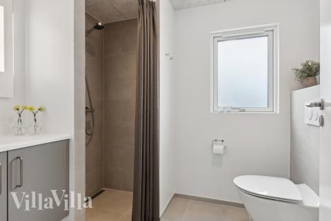 Eines der Badezimmer im Luxusferienhaus Nr. 658