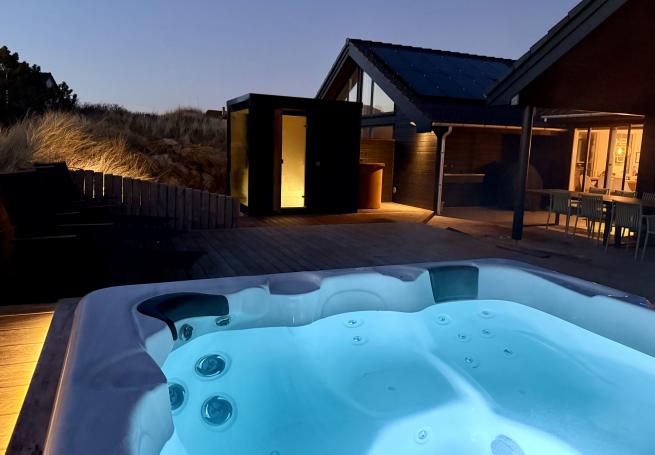 Genießen Sie den warmen Whirlpool im Luxusferienhaus Nr. 348 in Westjütland