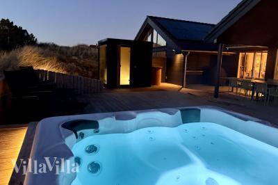Genießen Sie den warmen Whirlpool im Luxusferienhaus Nr. 348 in Westjütland