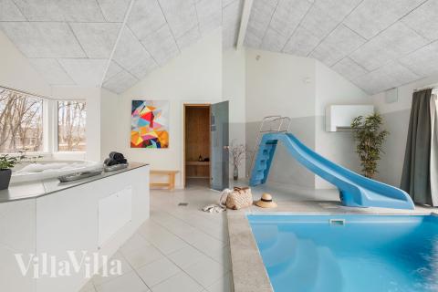 Das Ferienhaus 339 hat einen schicken Poolbereich mit Wasserrutsche, einem geräumigen, eingelassenen Whirlpool und einer Sauna.