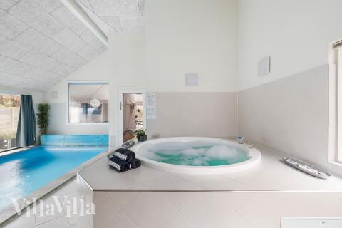 Genießen Sie den warmen Whirlpool im Luxusferienhaus Nr. 339 in Nordseeland