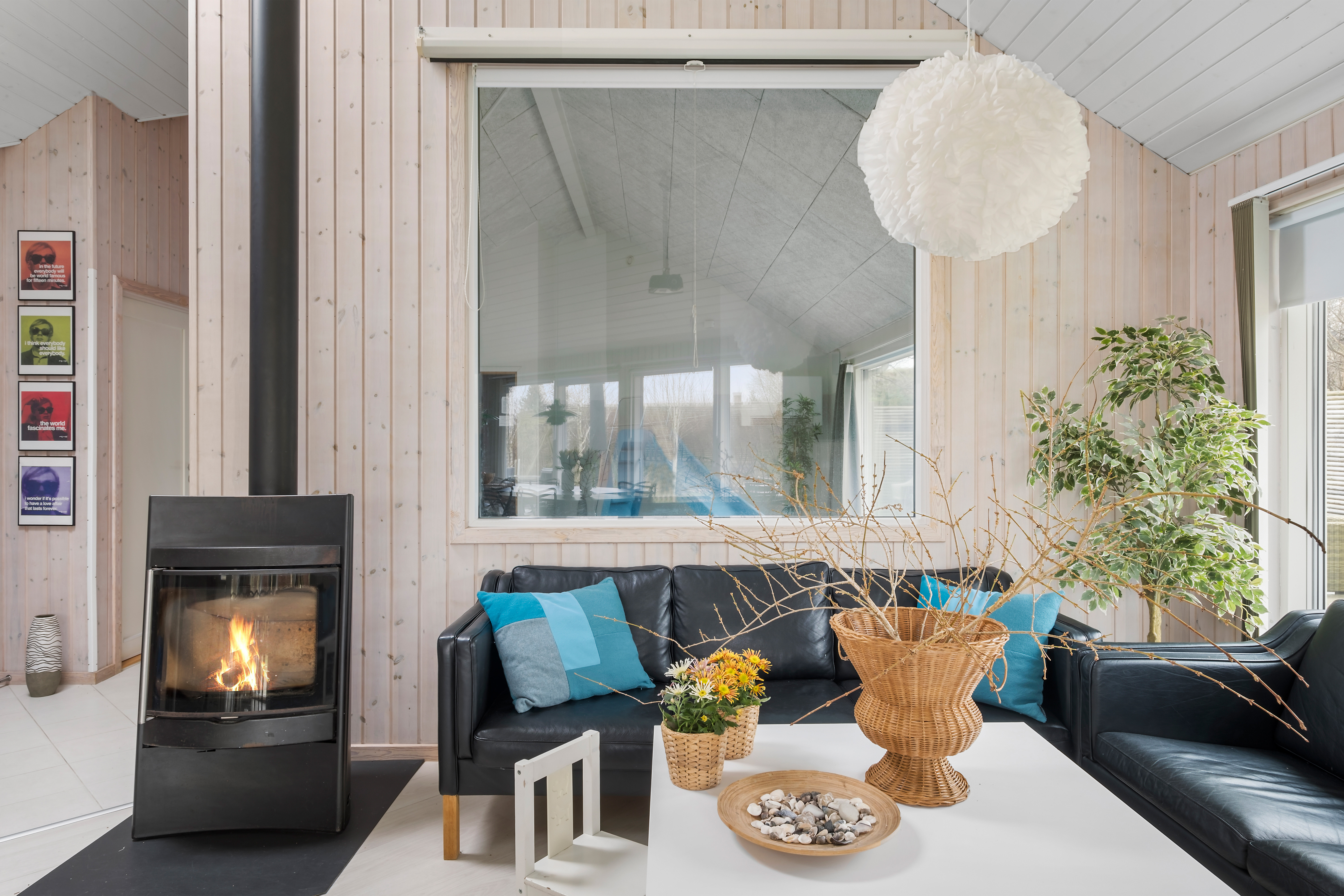 Die Couch im Luxusferienhaus Nr. 339 in Nordseeland lädt zu Gesellschaftsspielen oder zu Kinoabenden ein.
