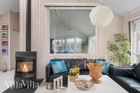 Die Couch im Luxusferienhaus Nr. 339 in Nordseeland lädt zu Gesellschaftsspielen oder zu Kinoabenden ein.