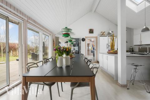 Der große, lichtdurchflutete Aufenthaltsraum im Luxusferienhaus Nr. 339 für 16.