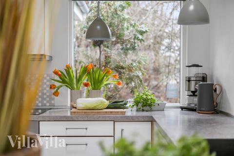 Gut ausgestattete Küche im Luxusferienhaus Nr. 339 in Nordseeland.