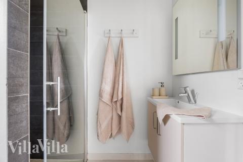 Eines der Badezimmer im Luxusferienhaus Nr. 339