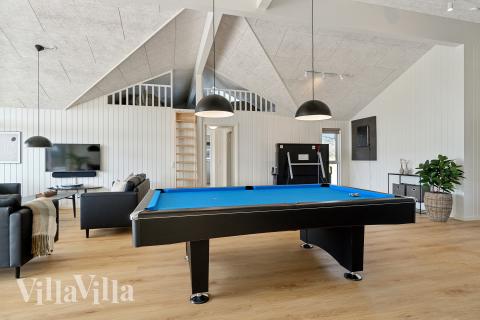 Das Luxusferienhaus 910 für 30 Personen hat einen großen Aktivitätsraum mit u. a. Billard und Darts
