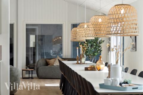 Der große, lichtdurchflutete Aufenthaltsraum im Luxusferienhaus Nr. 910 für 30.