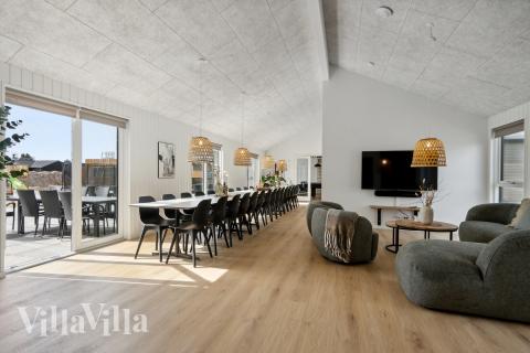 Die Couch im Luxusferienhaus Nr. 910 in Lolland/Falster/Mön lädt zu Gesellschaftsspielen oder zu Kinoabenden ein.