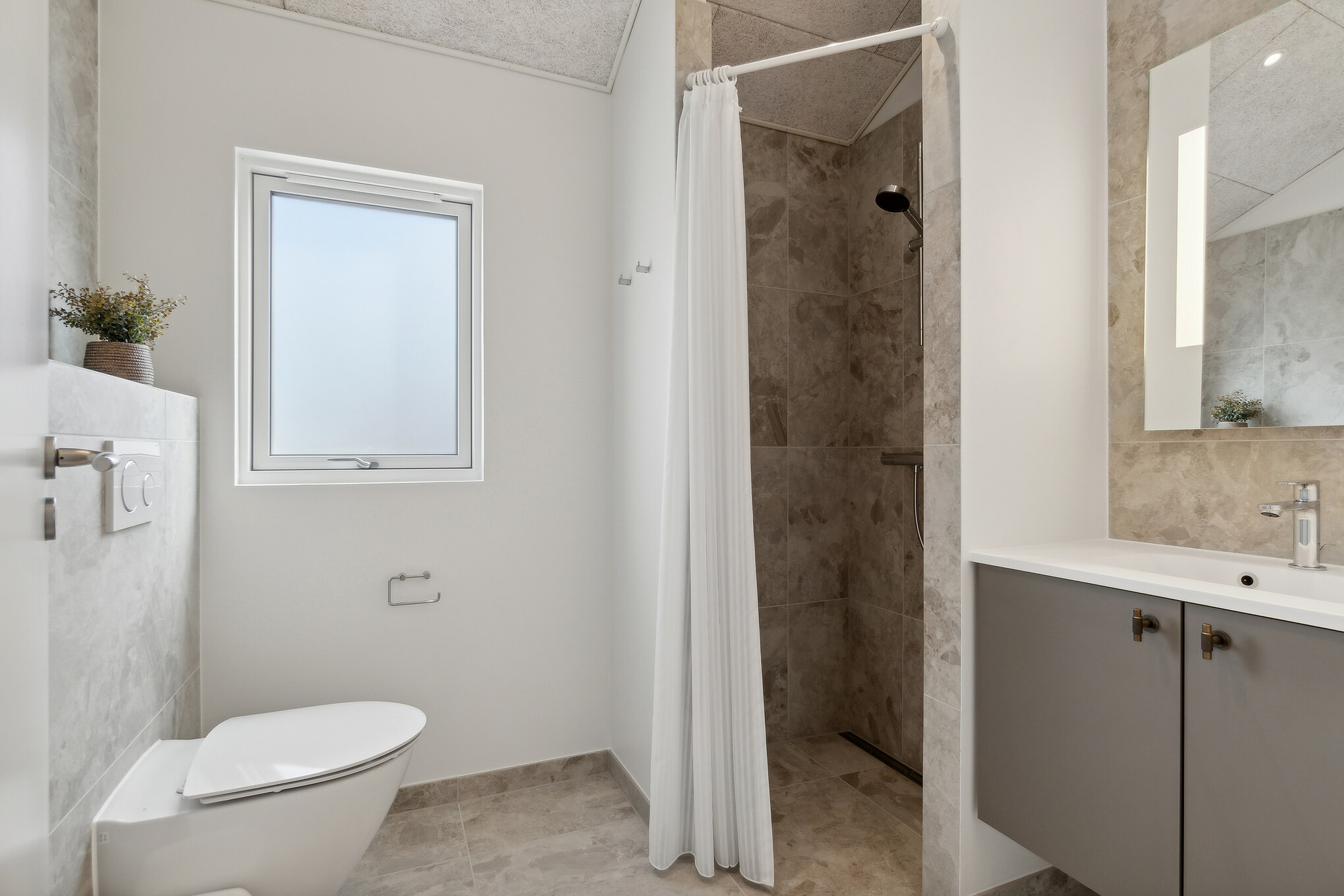 Eines der Badezimmer im Luxusferienhaus Nr. 910