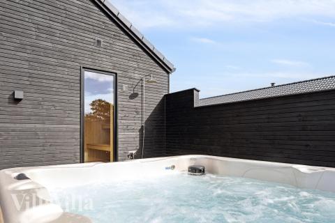 Genießen Sie den warmen Whirlpool im Luxusferienhaus Nr. 910 in Lolland/Falster/Mön