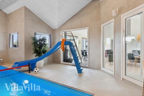 Das Ferienhaus 656 hat einen schicken Poolbereich mit Wasserrutsche, einem geräumigen, eingelassenen Whirlpool und einer Sauna.