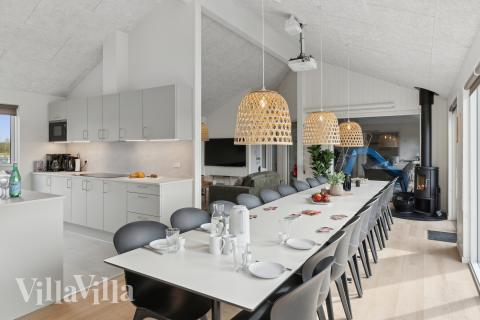 Der große, lichtdurchflutete Aufenthaltsraum im Luxusferienhaus Nr. 656 für 20.