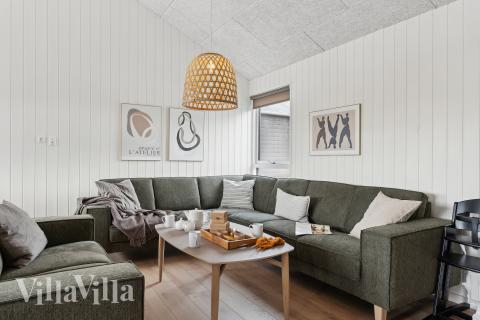 Die Couch im Luxusferienhaus Nr. 656 in Nordjütland lädt zu Gesellschaftsspielen oder zu Kinoabenden ein.
