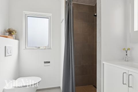 Eines der Badezimmer im Luxusferienhaus Nr. 656