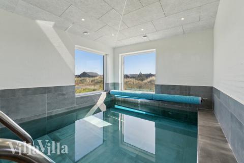 Das Ferienhaus 607 hat einen schicken Poolbereich mit Wasserrutsche, einem geräumigen, eingelassenen Whirlpool und einer Sauna.