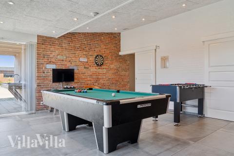 Neben den vielen schönen Stunden, die man im Poolbereich des Hauses verbringen kann, bietet das Luxusferienhaus 607 auch Spielevergnügen bei Billard/Tischtennis und Darts