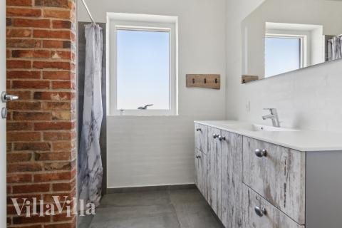 Eines der Badezimmer im Luxusferienhaus Nr. 607