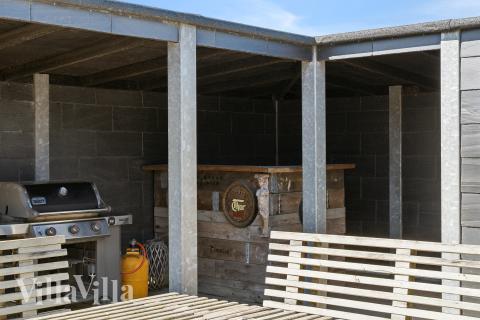 Auf der Terrasse des Ferienhauses Nr. 607 ist Platz für 18 Personen.