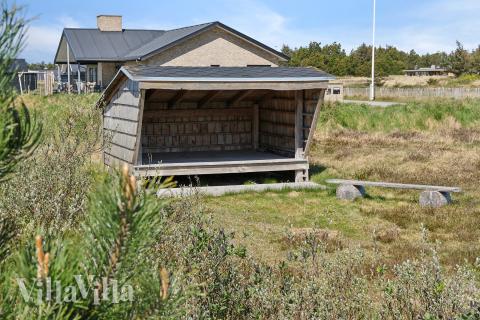 Zu dem attraktiven Ferienhaus Nr. 607 in Nordjütland gehört auch ein tolles Angebot im Außenbereich, z. B. Spieleturm und Schaukeln