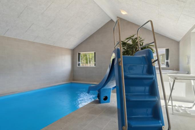 Das Ferienhaus 803 hat einen schicken Poolbereich mit Wasserrutsche, einem geräumigen, eingelassenen Whirlpool und einer Sauna.