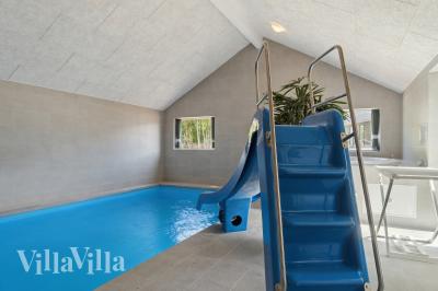 Das Ferienhaus 803 hat einen schicken Poolbereich mit Wasserrutsche, einem geräumigen, eingelassenen Whirlpool und einer Sauna.