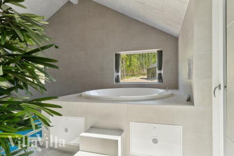 Genießen Sie den warmen Whirlpool im Luxusferienhaus Nr. 803 in Ostjütland