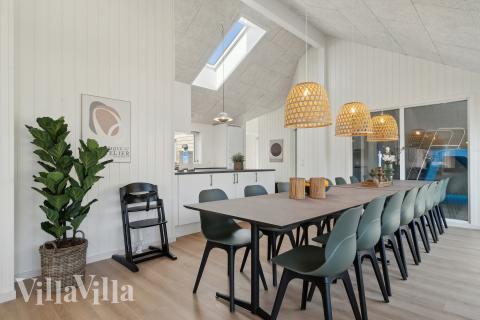 Der große, lichtdurchflutete Aufenthaltsraum im Luxusferienhaus Nr. 803 für 16.